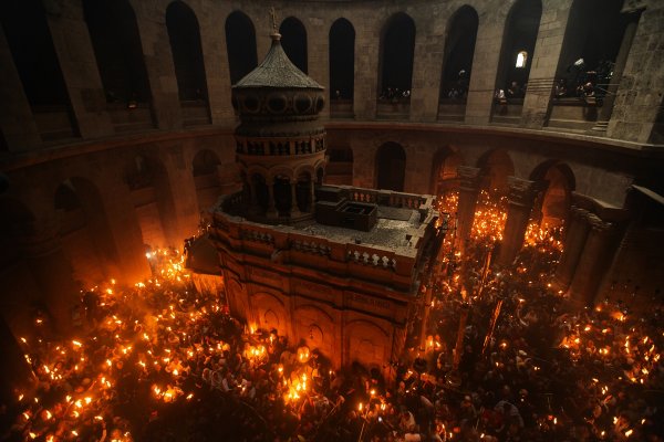 Kutsal Ateş Ayini Kameme bayramı, Ortıdoks hacılar ellerindeki mumları ve meşalleleri yakarak ibadetlerini yerine getiriyor.