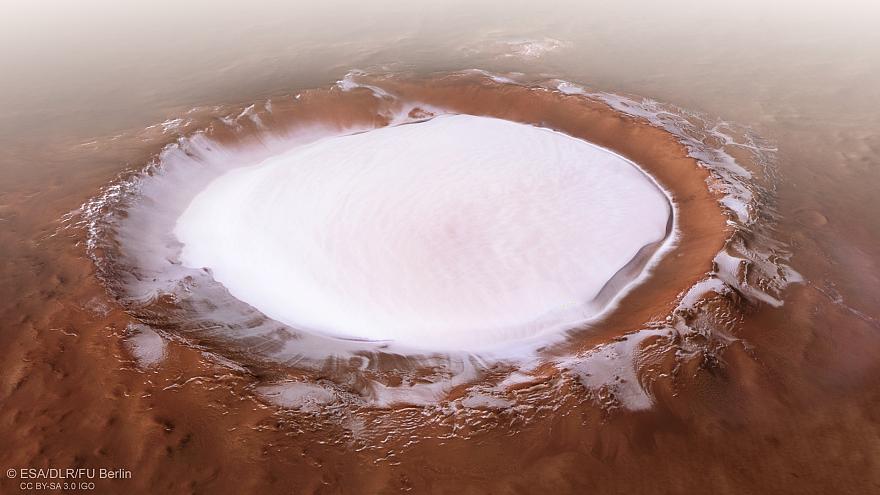 Kraterin içerisinde dev bir buz gölü de bulunuyor. 
