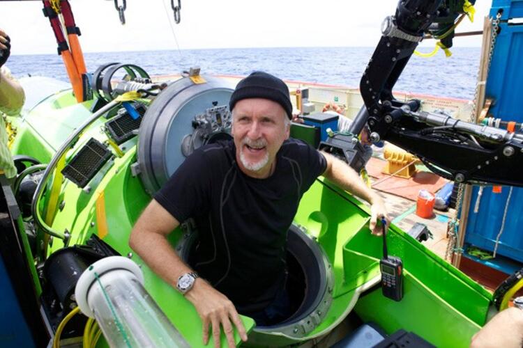 James Cameron denizaltına biyior. Mariano çukuruna dalış yapılırken Deepsea Challenger içine giriyor.