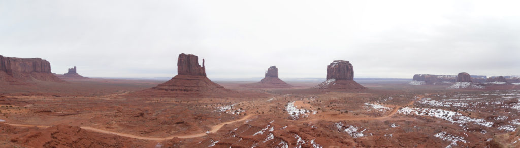 Monument Valley'de kışın yağan kar yüzeyin bazı yerlerinde kendini belli ediyor.
