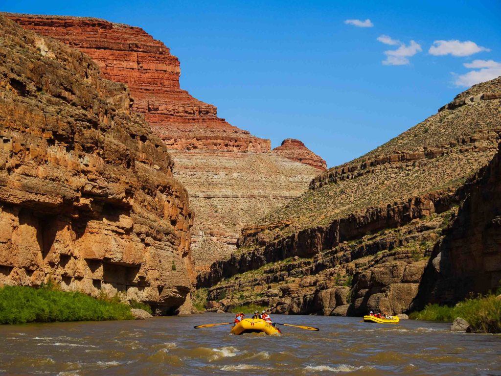 Monument Valley'e gelen San Juan nehrinde insanlar rafting yapabilirler.