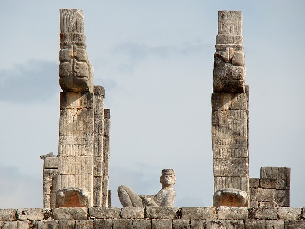 Savaşçı Tapınağının üzerinde bulunan Chac Mool heykeli