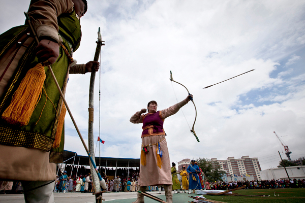 Naadam Festivali sırasında ok kullanan kadın.