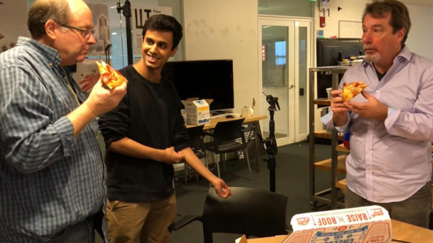 Kapur, Alter Ego cihazı yardımıyla tek kelime etmeden pizza siparişi veriyor. Pizzalar Kapur' a ulaşıyor ve afiyetle pizzalarını yiyorlar.