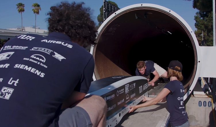 SpaceX Hyperloop Pod Competition yarışmasında tasarlanmış. Yarışmacılar produ sunum yapıyor. 